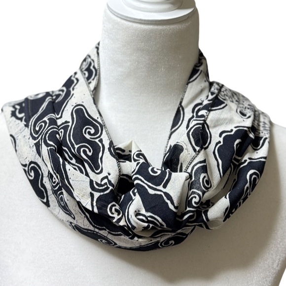 Beatiful Black & White Batik Scarf - Picture 4 of 6